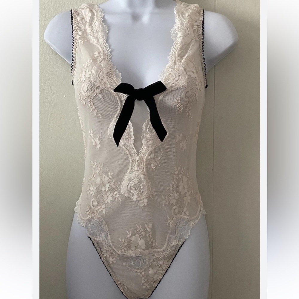 Victoria's Secret Cream Lace Lingerie romantic bodysuit black velvet trim - Picture 2 of 11